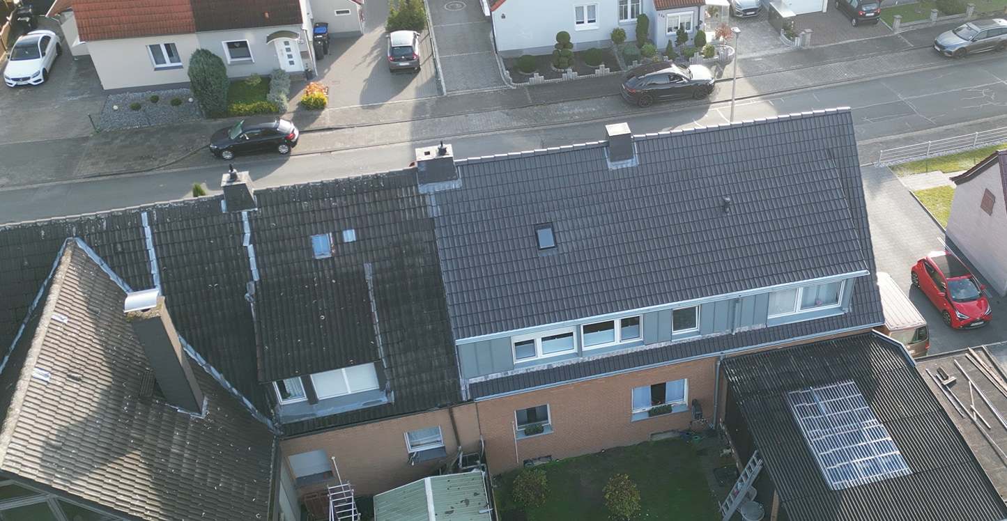 Dachgaube mit Metallverkleidung auf einem dunklen Ziegeldach